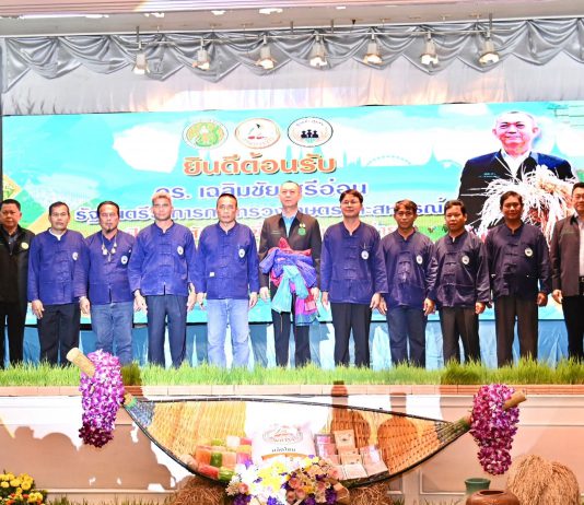 รมว.เฉลิมชัย ชูศูนย์ข้าวชุมชนเป็นศูนย์กระจายเมล็ดพันธุ์คุณภาพดีส่งตรงถึงมือพี่น้องชาวนา