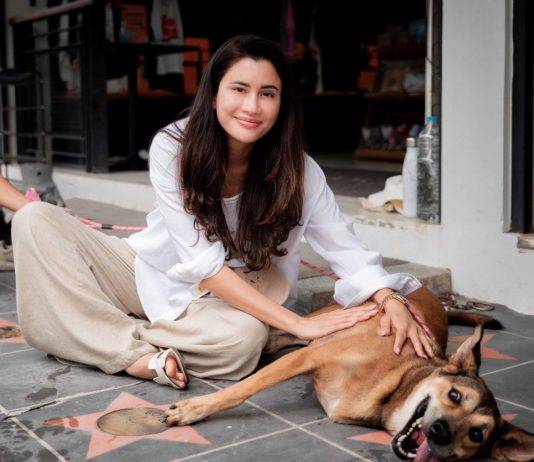 ปู ไปรยา เยี่ยมชมมูลนิธิซอยด๊อก มอบเงินและอาหารช่วยสัตว์จรจัดยากไร้