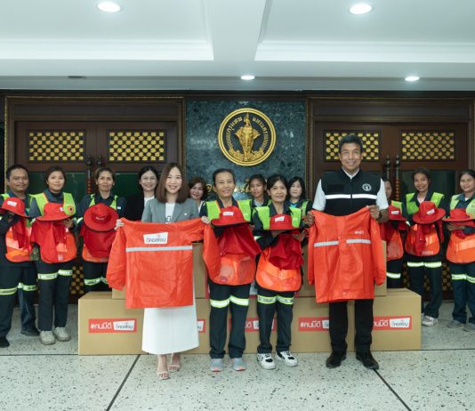 ดีคอลเจน ใส่ใจห่วงใยสุขภาพของคนไทยในช่วงฤดูฝน ถึงอากาศจะเปลี่ยนแต่ทำดีไม่เคยเปลี่ยน สนับสนุนชุดกันฝนและหมวก รวม 2,000 ชุด ให้เจ้าหน้าที่ผู้ปฏิบัติงานกลางแจ้ง กรุงเทพมหานคร