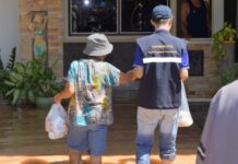 ไม่ทิ้งกัน!! “กรมชลประทาน” ลุยน้ำท่วม แจกข้าว-ถุงยังชีพ ช่วยชาวสุโขทัย