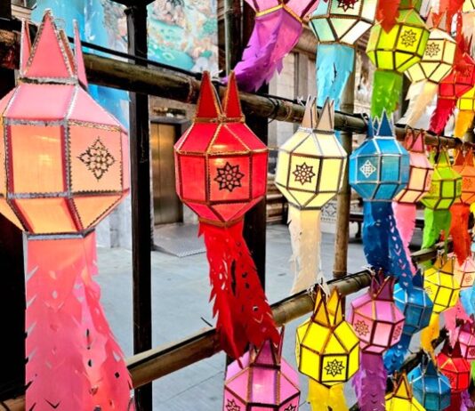 เปิดงานแล้ว “ยี่เป็งม่วนใจ๋ ลอยกระทงไทย-ล้านนา” ที่วัดสุทธิวราราม สืบสานขนบธรรมเนียมประเพณีที่สำคัญ สอดประสานวัฒนธรรมท้องถิ่นทางเหนือ กับภาคกลางได้อย่างลงตัว ด้วยการจุดประทีปถวายเป็นพุทธบูชา