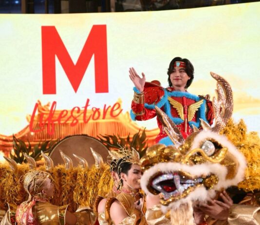 “กลัฟ คณาวุฒิ” โชว์เชิดมังกรเบิกฤกษ์ศักราชใหม่ ‘ตรุษจีน’ ปีมะเส็ง เฮงมาหา ในงาน THE MALL LIFESTORE JOY LUCK LOVE CHINESE NEW YEAR 2025