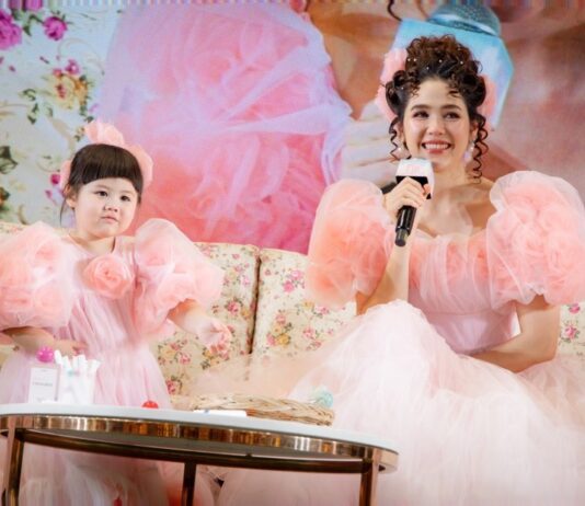 “มาดามฟิน” ทำถึง!! คว้า 2 ซุปตาร์แม่ลูกสุดฮอต “ชมพู่ อารยา” “น้องแอบิเกล” นั่งแท่นพรีเซนเตอร์พร้อมชูน้ำหอมสุดพรีเมียม CONTENTED คอลเลคชั่นใหม่ ที่แม่ชมเลือกเอง ต้องบอกว่าทำถึง!!