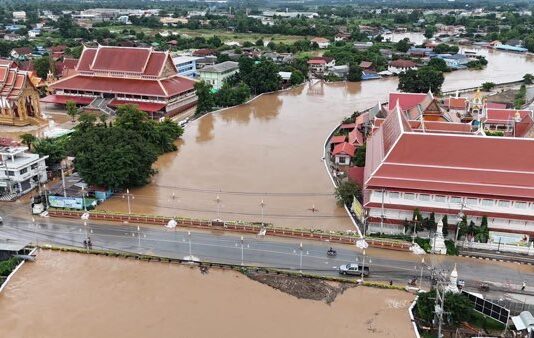 น้ำยมสุโขทัยยังสูง กรมชลฯ เฝ้าระวังใกล้ชิด เร่งระบายน้ำเต็มกำลัง