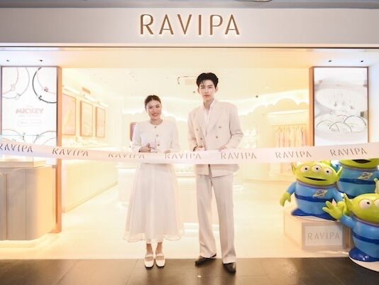 RAVIPA ฉลองครบ 40 สาขาทั่วโลก ขยายอาณาจักรสาขาใหม่ที่ สยามเซ็นเตอร์ ร่วมงานโดย ปอนด์-ณราวิชญ์ เลิศรัตน์โกสุมภ์ พร้อมคอลเลกชันใหม่ล่าสุด “Reminder All-Around Bracelet”
