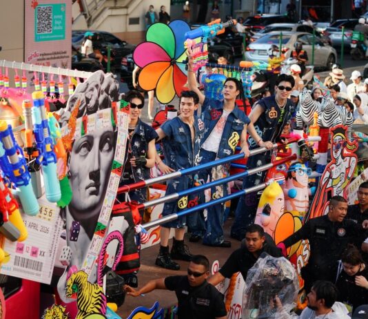 คิง เพาเวอร์ ฉลองมหาสงกรานต์สุดยิ่งใหญ่ ในงาน “อภิมหาสงกรานต์รางน้ำTHE JOY OF THAI ตะลุยสุข สนุกไทย”รวมมิตร อภิ ‘มาหา’ ความมันส์” จัดเต็มมหกรรมความบันเทิง ตั้งแต่วันนี้ถึงวันที่ 14 เม.ย. นี้